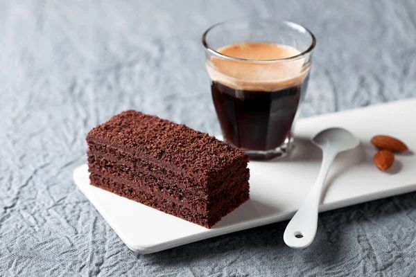 Кусок шоколадного торта и кофе — стоковое фото