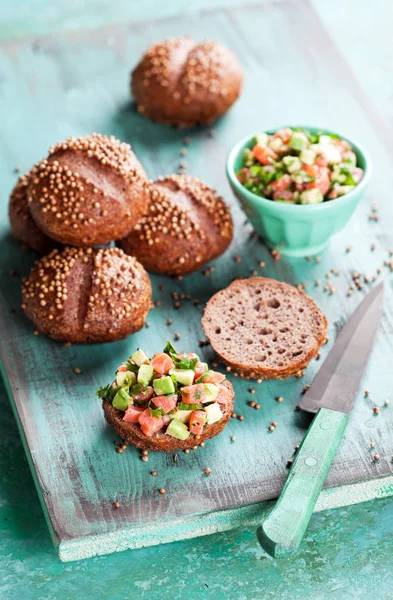 Roggen-Sandwich-Brötchen mit Lachs und Avocado-Tatar — Stockfoto