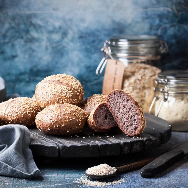 Verse zelfgemaakte volkoren Hamburger broodjes — Stockfoto