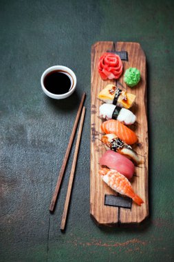 Nigiri suşi ahşap hizmet tahtada ayarla