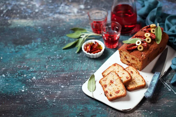 Pastel de pan salado con queso, tomates, jamón y aceitunas —  Fotos de Stock