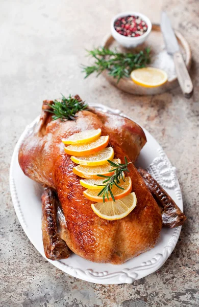Rosemary ile ve narenciye ördek kızartma