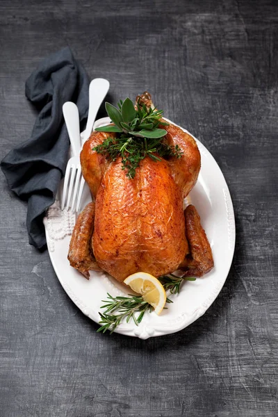 Roasted whole chicken with herbs and lemon — Stock Photo, Image