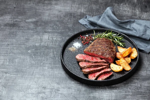 Szeletelt közepes ritka grillezett marha steak és a burgonya ékek — Stock Fotó