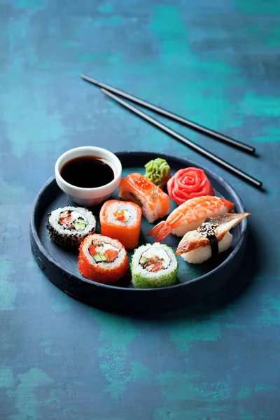 Set de sushi nigiri y rollos servidos en plato redondo — Foto de Stock