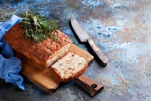 Tuzlu Ekmek pasta peynir, biber ve tavuk jambon ile — Stok fotoğraf