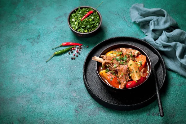 Carne de cordero estofada (Khashlama) con patatas, zanahorias, pimienta y especias —  Fotos de Stock