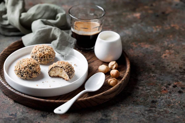 Zelfgemaakte amandel shortbread koekjes (sneeuwbal) met cacao en hazelnoten — Stockfoto