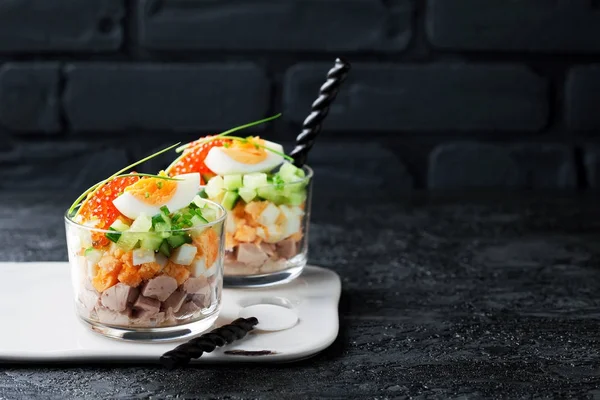 Yumurta, salatalık ve bir bardak, seçici odak kırmızı havyar ile cod karaciğer salata