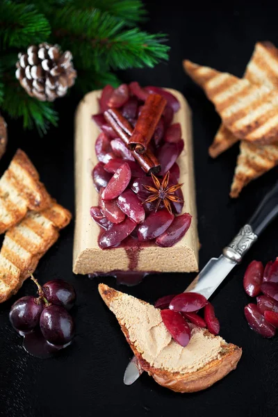 Pate Com Uvas Molho Vinho Com Especiarias Torradas Foco Seletivo — Fotografia de Stock