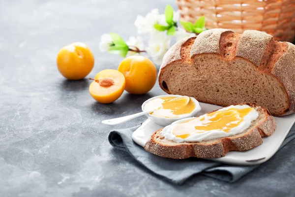 Pão Caseiro Com Geléia Ameixa Amarela Foco Seletivo — Fotografia de Stock