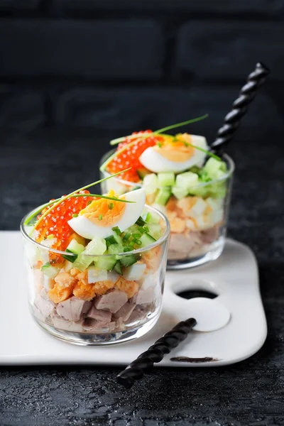 Ensalada Hígado Bacalao Con Huevos Pepinos Caviar Rojo Vaso Enfoque —  Fotos de Stock