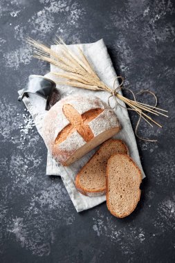 Gri bir arka planda seçici odak ev yapımı kepekli ekmek