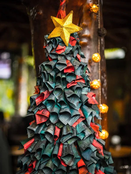 Weihnachtsbaum aus Zeitungen — Stockfoto
