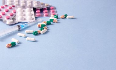 Coronavirus cümle metni mavi arka planda ilaçlar ve şırıngayla birlikte. Yeni 2019 Coronavirus NCoV konsepti. Çin Coronavirüs salgını.