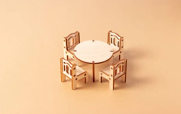 Conjunto Muebles Madera Miniatura Juguete Está Sobre Fondo Beige Mesa —  Fotos de Stock