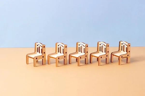 Les Chaises Miniatures Bois Jouet Tiennent Rangée Sur Fond Beige — Photo