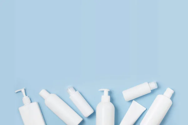 Bílé Kosmetické Sklenice Modrém Pozadí Kosmetika Pro Péči Pleť — Stock fotografie