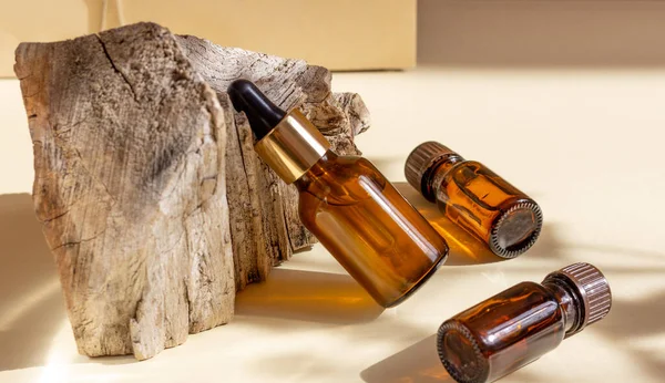 Een Glazen Cosmetische Fles Met Een Druppelaar Staat Naast Een — Stockfoto