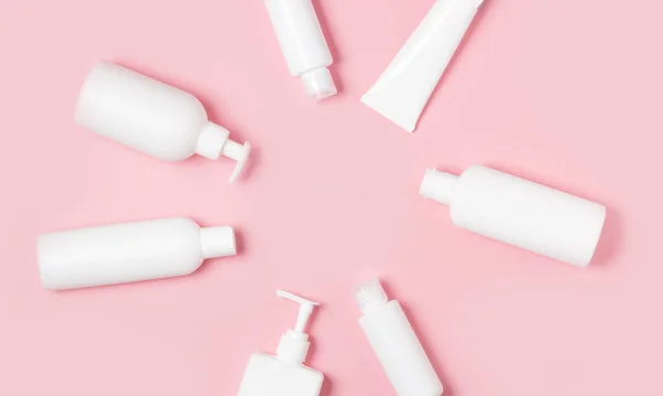 Bílé Plastové Plechovky Růžovém Pozadí Kosmetika Pro Péči Pleť Prostředky — Stock fotografie