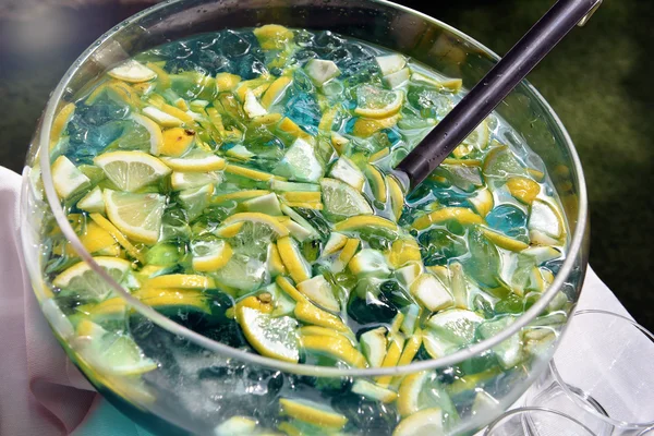 Sliced fresh lemon and ice in a bowl of beverage — Stock Photo, Image