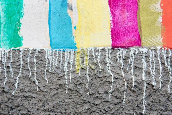 Farbenfrohe Streifenmalerei auf rauem Beton — Stockfoto