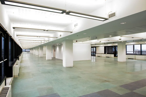 Яркие и пустые офисы с длинным залом — стоковое фото