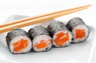 Dört Hosomaki somon suşi