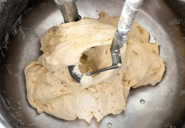 Bir fırın içinde büyük endüstriyel Mikser