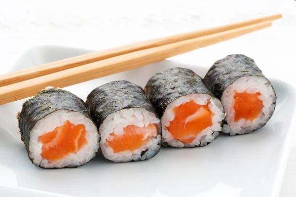 Vier hosomaki lachs sushi — Stockfoto