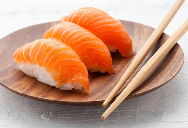 Drei frische Lachs-Nighiri-Sushi — Stockfoto