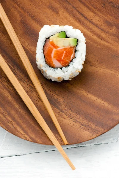 Sushi-Uramaki-Rolle mit Lachs und Avocado — Stockfoto