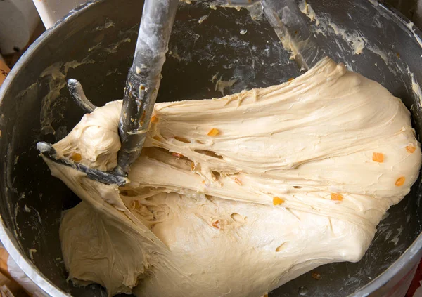 Mélange de pâte dans une boulangerie — Photo