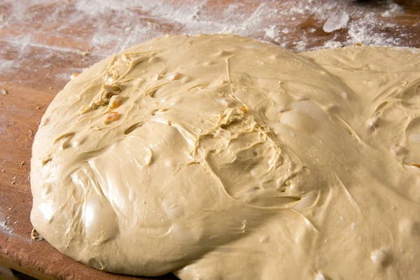 Monte de massa de pastelaria em uma mesa farinhada — Fotografia de Stock