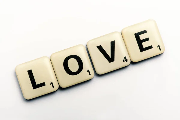 Ordet kärlek på skrivelse block — Stockfoto