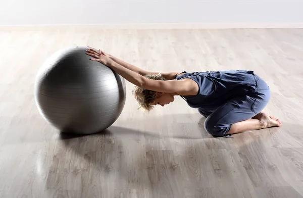 Fit jovem mulher fazendo exercícios pilates — Fotografia de Stock