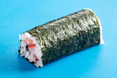 Japon mutfağı rulo kesme tahtası üzerinde