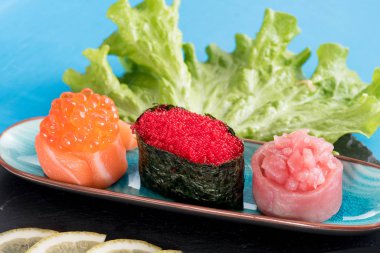 Gunkan maki sushi servis