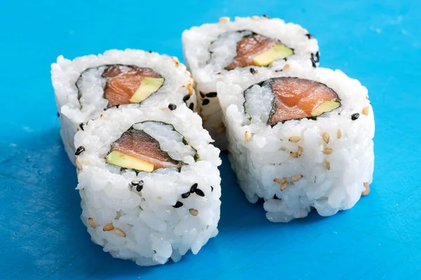 Sushi-Rollen mit Lachs und Avocado — Stockfoto