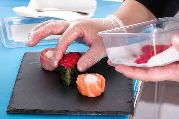 Prepearing Gunkan maki sushi — Stock Photo, Image
