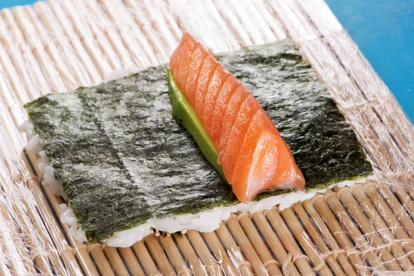 Voorbereiding van urumaki sushi in een Japans restaurant — Stockfoto