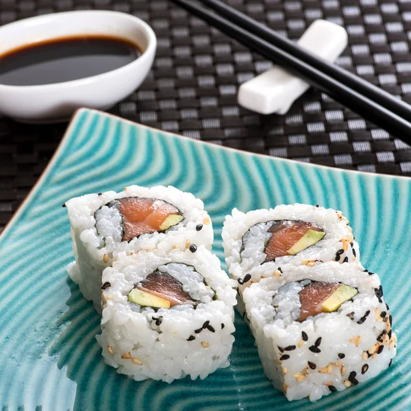 Dört suşi rulo kümesi