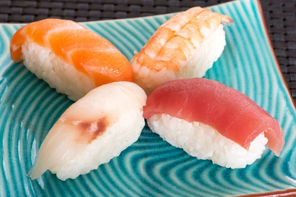 Vier Nighiri-Sushi serviert — Stockfoto