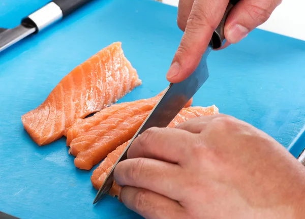 Koch schneidet frisches Lachsfilet in Scheiben — Stockfoto