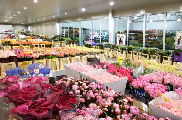 Vakken met bloemen in de markt van de bloemist — Stockfoto