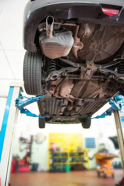 Parte inferior del coche en taller de reparación de coches —  Fotos de Stock