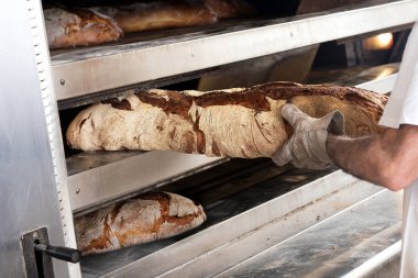 Büyük somun ekmek alarak Baker