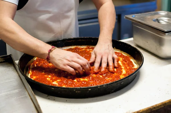 Готуємо руки готуємо піцу — стокове фото