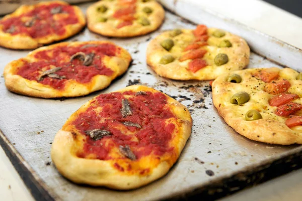 Enkel gekookt pizza en focaccia — Stockfoto