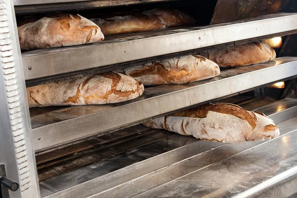 Pani marroni di pane sfornati — Foto Stock